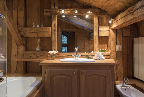 villa in Chamonix : Rent one of the oldest chalet of Chamonix located in the Village of 'les Bois' - Photo 17