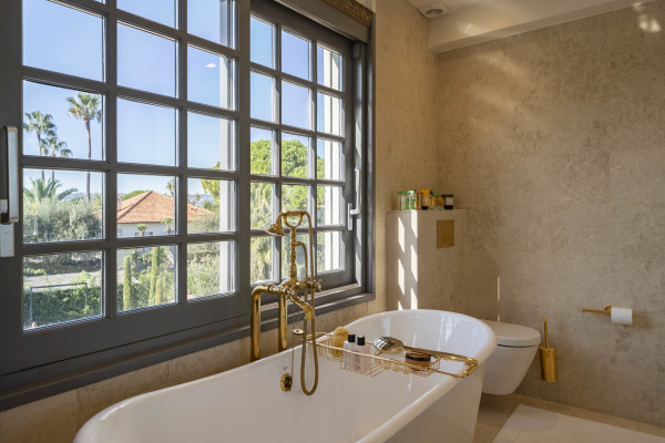 villa in Cap d'Antibes : Rent wonderful 5 bedroom villa with an ideal location on the Cap d'Antibes - Photo 18