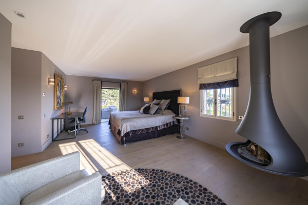 villa in Saint-Paul-de-Vence : Rent spacious modern 6 bedroom villa with view towards St Paul de Vence - Photo 27