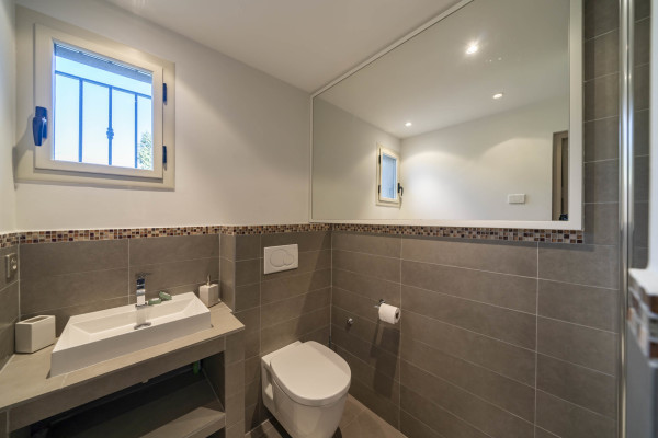 villa in Saint-Paul-de-Vence : Rent spacious modern 6 bedroom villa with view towards St Paul de Vence - Photo 33
