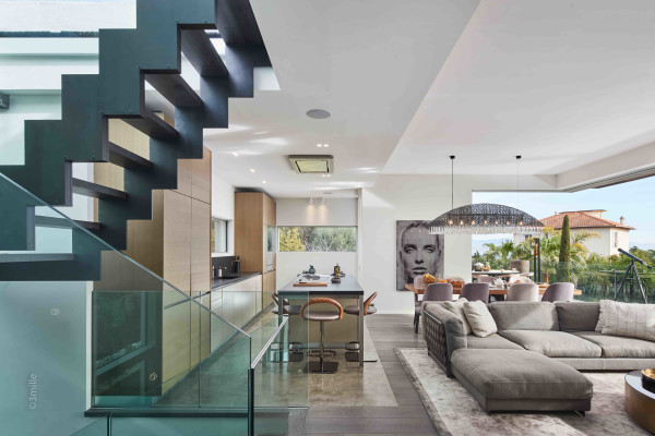 villa in Cap d'Antibes : Rent this modern villa with a lovely view on the roof top. - Photo 9