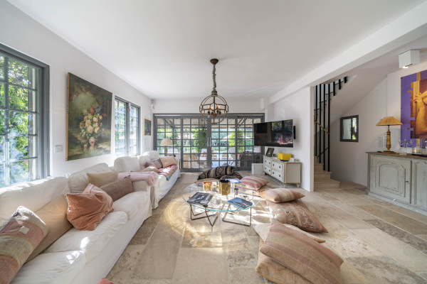 villa in Cap d'Antibes : Rent wonderful 5 bedroom villa with an ideal location on the Cap d'Antibes - Photo 13