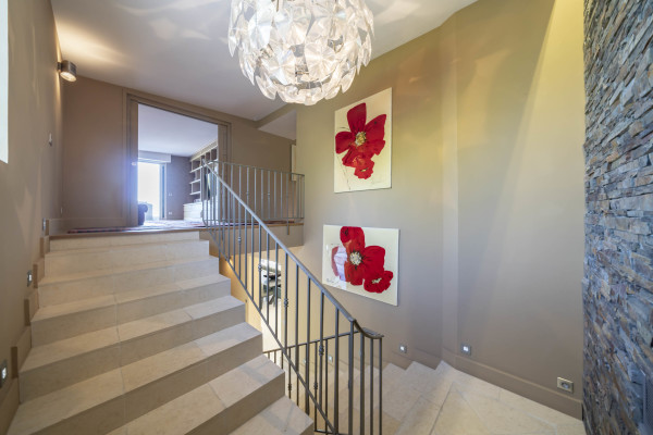 villa in Saint-Paul-de-Vence : Rent spacious modern 6 bedroom villa with view towards St Paul de Vence - Photo 34