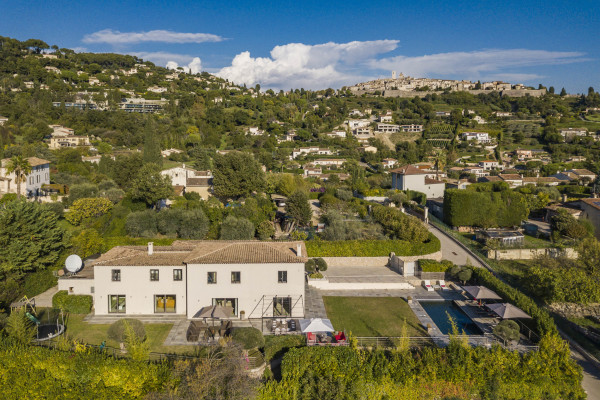 villa in Saint-Paul-de-Vence : Rent spacious modern 6 bedroom villa with view towards St Paul de Vence - Photo 54