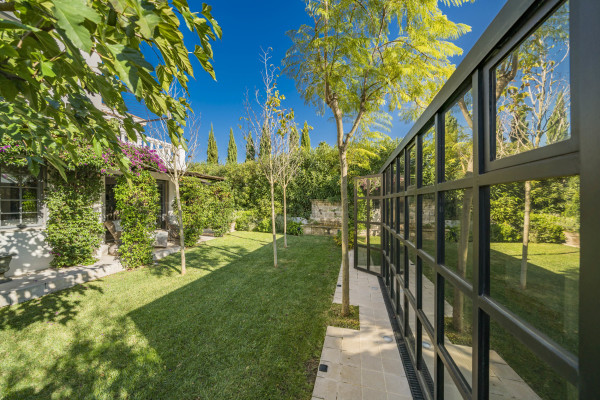 villa in Cap d'Antibes : Rent wonderful 5 bedroom villa with an ideal location on the Cap d'Antibes - Photo 44