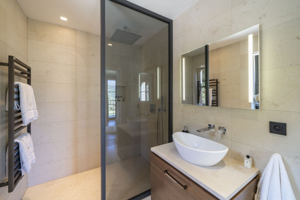 villa in Châteauneuf-Grasse : Rent beautiful newly renovated villa with a stunning tranquil location - Photo 36