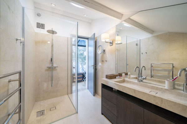 villa in Cap d'Antibes : Rent wonderful 5 bedroom villa with an ideal location on the Cap d'Antibes - Photo 21