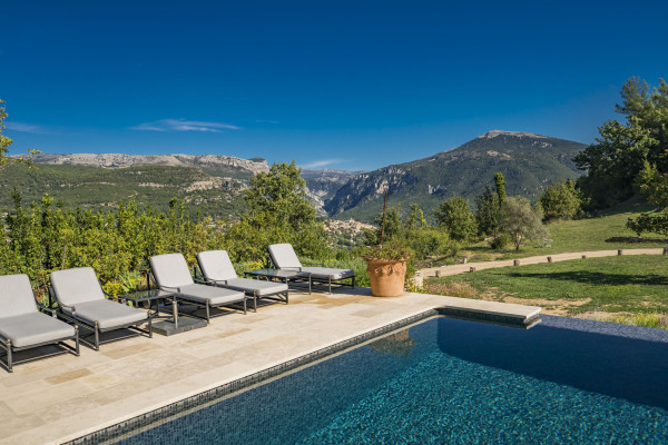 villa in Châteauneuf-Grasse : Rent beautiful newly renovated villa with a stunning tranquil location - Photo 0