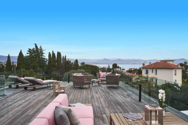 villa in Cap d'Antibes : Rent this modern villa with a lovely view on the roof top. - Photo 4