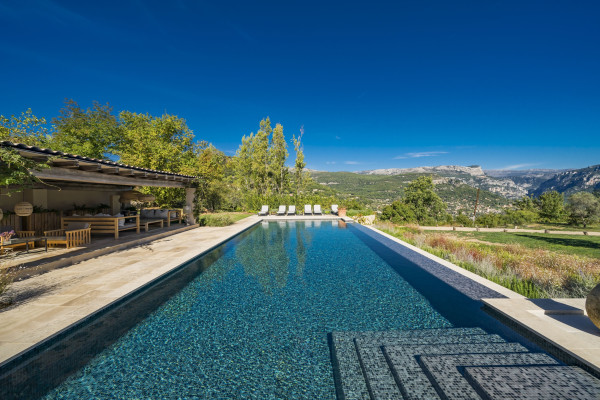 villa in Châteauneuf-Grasse : Rent beautiful newly renovated villa with a stunning tranquil location - Photo 1