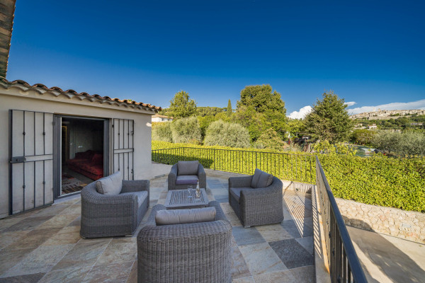 villa in Saint-Paul-de-Vence : Rent spacious modern 6 bedroom villa with view towards St Paul de Vence - Photo 25
