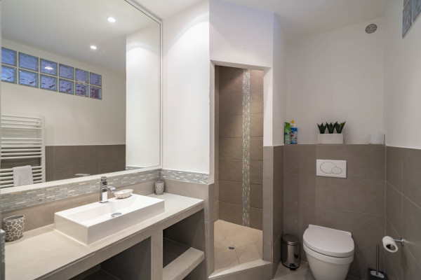 villa in Saint-Paul-de-Vence : Rent spacious modern 6 bedroom villa with view towards St Paul de Vence - Photo 40