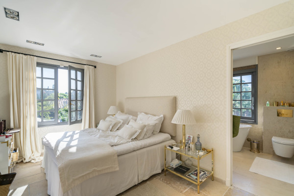 villa in Cap d'Antibes : Rent wonderful 5 bedroom villa with an ideal location on the Cap d'Antibes - Photo 16