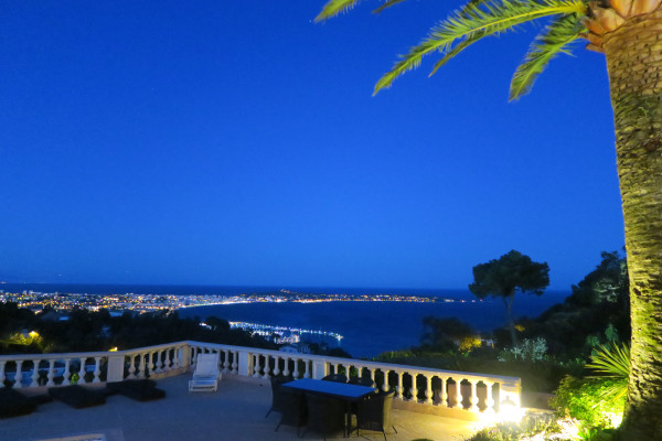 villa in Cannes : Rent this 8 bedrooms with an amazing view of  the Cap d'Antibes and Golfe Juan bay. - Photo 54