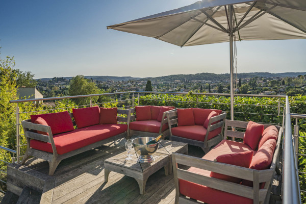 villa in Saint-Paul-de-Vence : Rent spacious modern 6 bedroom villa with view towards St Paul de Vence - Photo 3