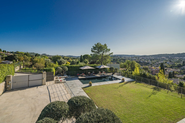 villa in Saint-Paul-de-Vence : Rent spacious modern 6 bedroom villa with view towards St Paul de Vence - Photo 51