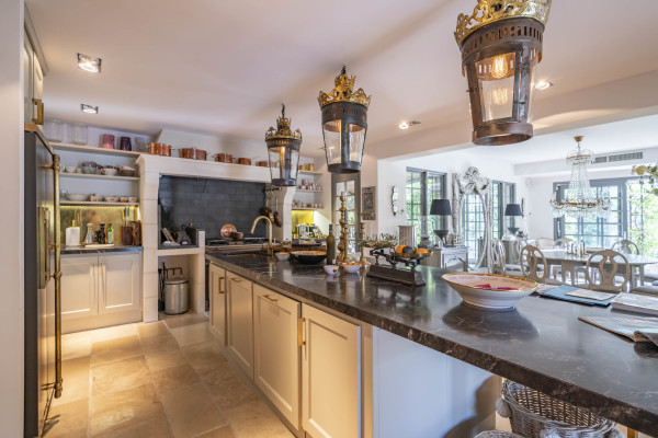 villa in Cap d'Antibes : Rent wonderful 5 bedroom villa with an ideal location on the Cap d'Antibes - Photo 2