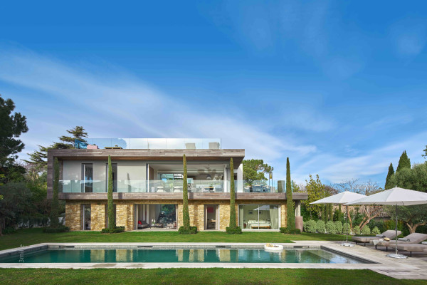 villa in Cap d'Antibes : Rent this modern villa with a lovely view on the roof top. - Photo 1