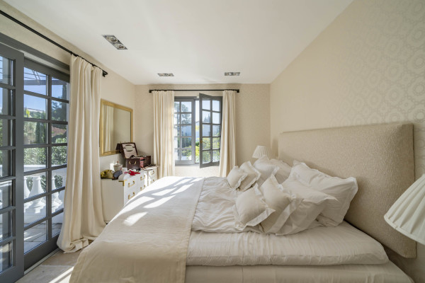villa in Cap d'Antibes : Rent wonderful 5 bedroom villa with an ideal location on the Cap d'Antibes - Photo 15