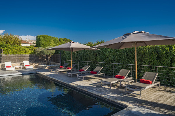 villa in Saint-Paul-de-Vence : Rent spacious modern 6 bedroom villa with view towards St Paul de Vence - Photo 2