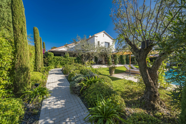 villa in Cap d'Antibes : Rent wonderful 5 bedroom villa with an ideal location on the Cap d'Antibes - Photo 48