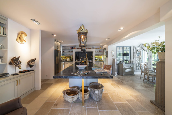 villa in Cap d'Antibes : Rent wonderful 5 bedroom villa with an ideal location on the Cap d'Antibes - Photo 3