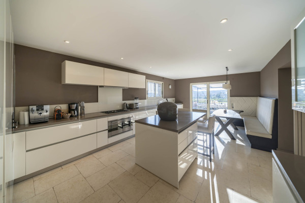 villa in Saint-Paul-de-Vence : Rent spacious modern 6 bedroom villa with view towards St Paul de Vence - Photo 21