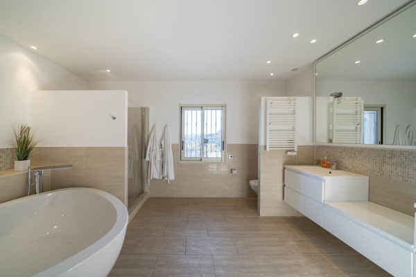 villa in Saint-Paul-de-Vence : Rent spacious modern 6 bedroom villa with view towards St Paul de Vence - Photo 29