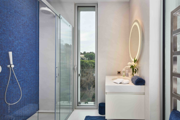 villa in Cap d'Antibes : Rent this modern villa with a lovely view on the roof top. - Photo 17