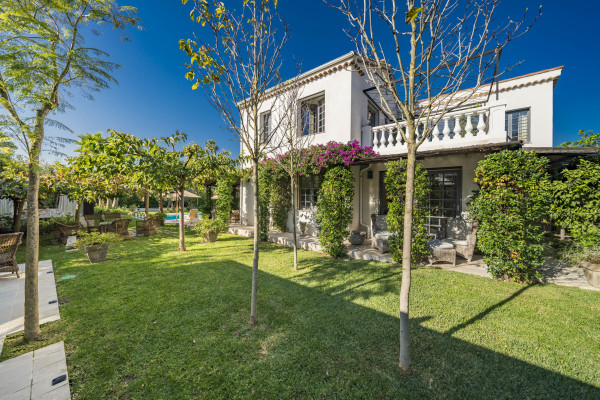 villa in Cap d'Antibes : Rent wonderful 5 bedroom villa with an ideal location on the Cap d'Antibes - Photo 42