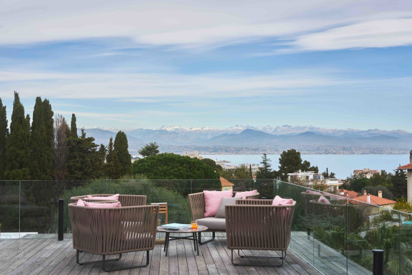 villa in Cap d'Antibes : Rent this modern villa with a lovely view on the roof top. - Photo 0