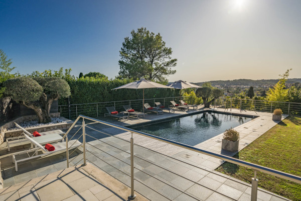 villa in Saint-Paul-de-Vence : Rent spacious modern 6 bedroom villa with view towards St Paul de Vence - Photo 0