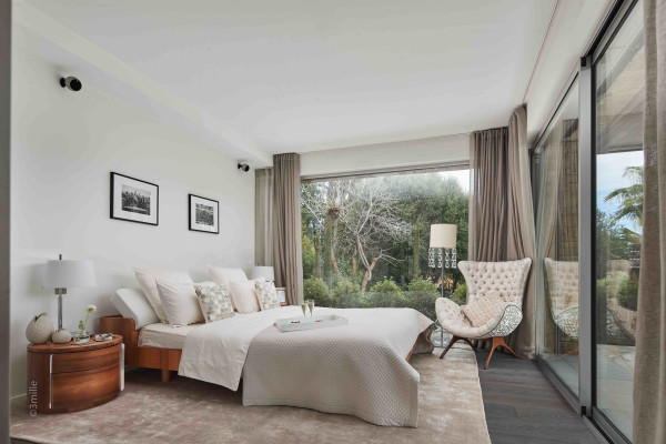 villa in Cap d'Antibes : Rent this modern villa with a lovely view on the roof top. - Photo 14