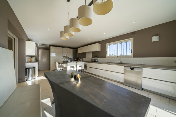 villa in Saint-Paul-de-Vence : Rent spacious modern 6 bedroom villa with view towards St Paul de Vence - Photo 20