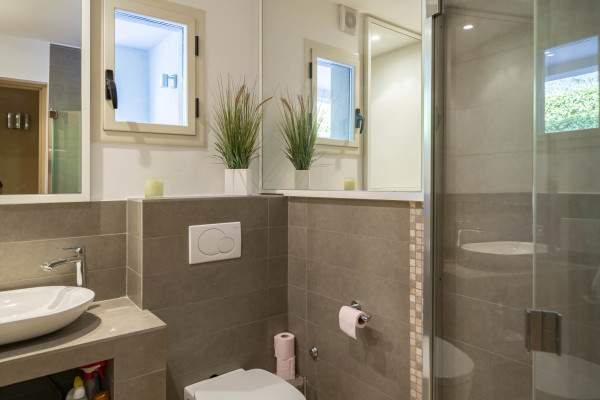 villa in Saint-Paul-de-Vence : Rent spacious modern 6 bedroom villa with view towards St Paul de Vence - Photo 36