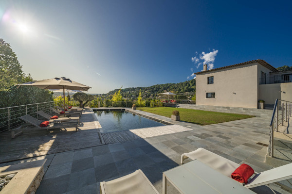 villa in Saint-Paul-de-Vence : Rent spacious modern 6 bedroom villa with view towards St Paul de Vence - Photo 6