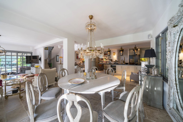 villa in Cap d'Antibes : Rent wonderful 5 bedroom villa with an ideal location on the Cap d'Antibes - Photo 12