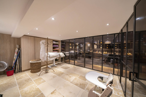 villa in Cap d'Antibes : Rent wonderful 5 bedroom villa with an ideal location on the Cap d'Antibes - Photo 32