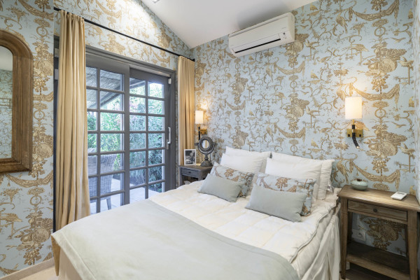 villa in Cap d'Antibes : Rent wonderful 5 bedroom villa with an ideal location on the Cap d'Antibes - Photo 29