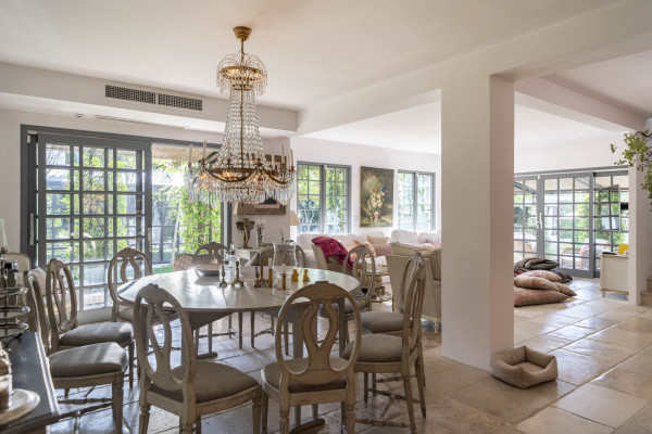 villa in Cap d'Antibes : Rent wonderful 5 bedroom villa with an ideal location on the Cap d'Antibes - Photo 9