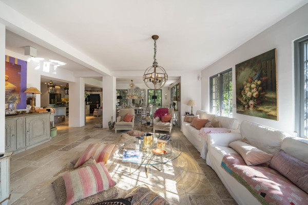 villa in Cap d'Antibes : Rent wonderful 5 bedroom villa with an ideal location on the Cap d'Antibes - Photo 7