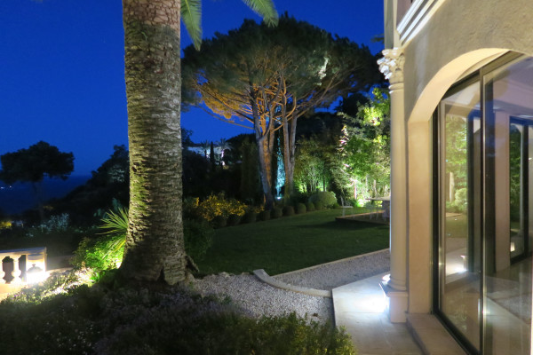 villa in Cannes : Rent this 8 bedrooms with an amazing view of  the Cap d'Antibes and Golfe Juan bay. - Photo 55