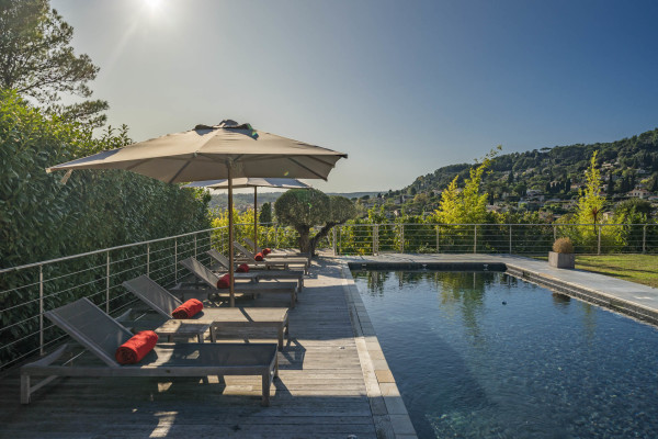 villa in Saint-Paul-de-Vence : Rent spacious modern 6 bedroom villa with view towards St Paul de Vence - Photo 1