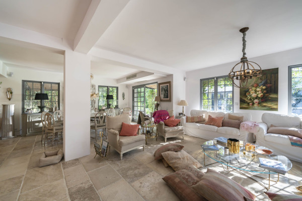 villa in Cap d'Antibes : Rent wonderful 5 bedroom villa with an ideal location on the Cap d'Antibes - Photo 8