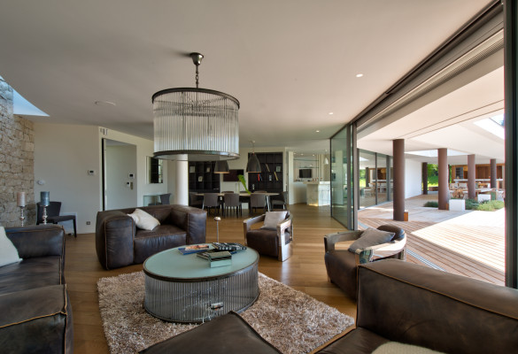 villa in Cap d'Antibes : Rent this contemporary villa with a wonderful sea view on the Cap d'Antibes walking distance to the 'Hotel du Cap'. - Photo 3