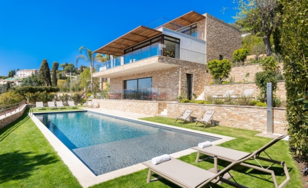 villa in Mougins : Rent gorgeous 5 bedroom villa in the hills of Mougins with a breathtaking seaview - Photo 1