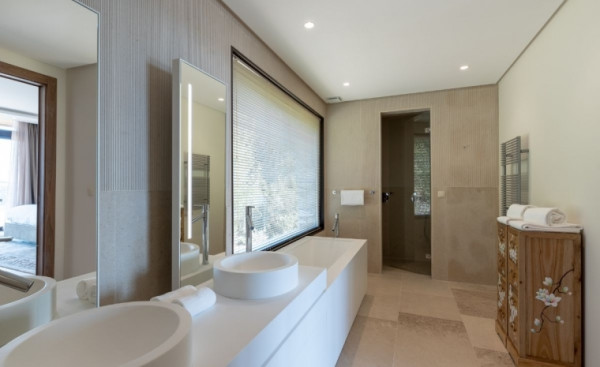 villa in Mougins : Rent gorgeous 5 bedroom villa in the hills of Mougins with a breathtaking seaview - Photo 10