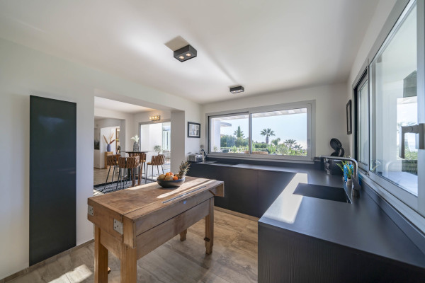 villa in Cannes : Rent this brand new modern villa in Cannes Croix des Gardes with a stuning 180 degree sea view - Photo 13