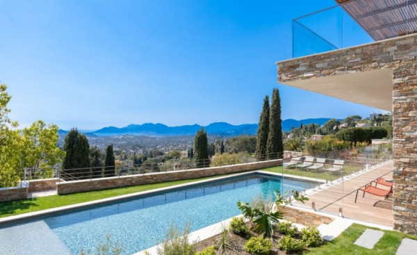 villa in Mougins : Rent gorgeous 5 bedroom villa in the hills of Mougins with a breathtaking seaview - Photo 0