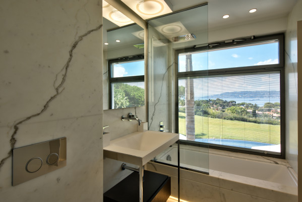 villa in Cap d'Antibes : Rent this contemporary villa with a wonderful sea view on the Cap d'Antibes walking distance to the 'Hotel du Cap'. - Photo 16